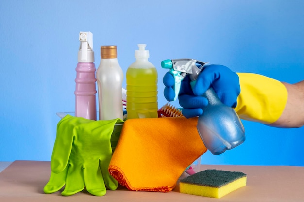 Cesto com produtos de limpeza para uso doméstico