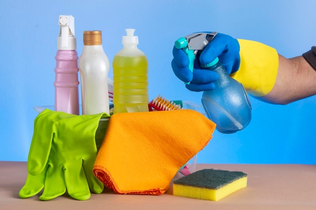 Cesto com produtos de limpeza para uso doméstico
