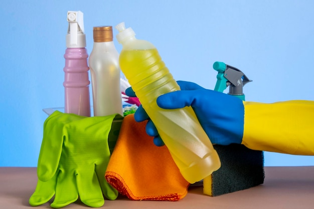 Cesto com produtos de limpeza para uso doméstico