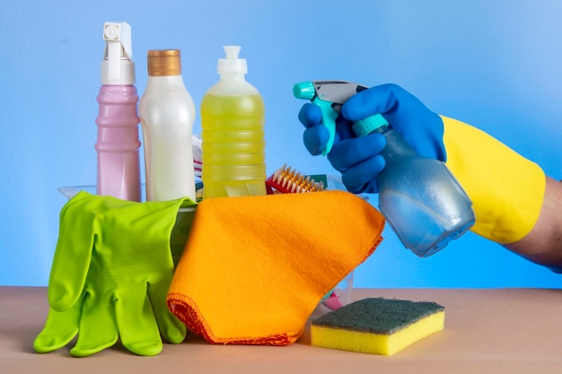 Cesto com produtos de limpeza para uso doméstico