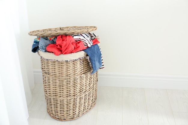 Foto cesto com roupas sujas preparadas para lavar roupa dentro de casa