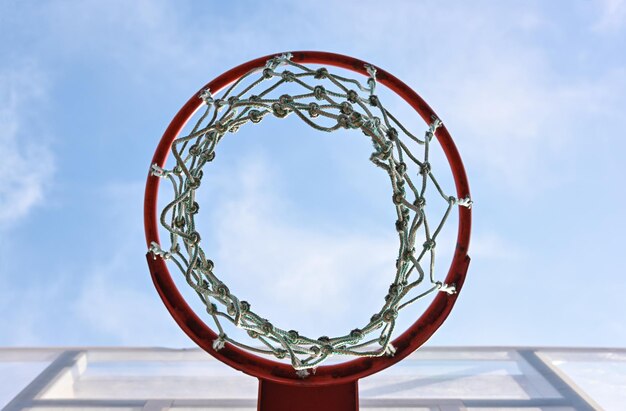 Cesto de basquetebol vazio sobre o céu azul