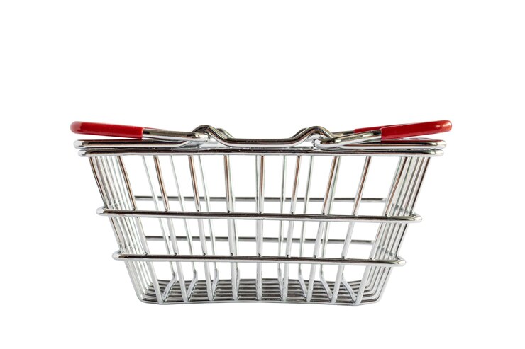Foto cesto de compras vazio isolado no fundo branco