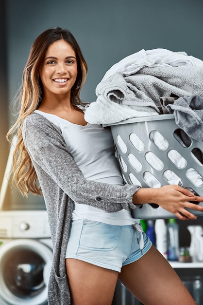 Cesto de roupa de lavagem e lavagem em casa retrato higiene e roupas para limpeza Pessoa feminina tarefas de limpeza e tarefas domésticas pela manhã têxteis sanitários e rotina de secador ou manutenção