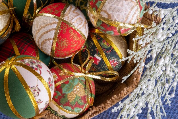 Cesto feito de juta cheio de bolas de Natal