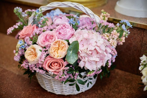 Cesto grande com flores hortênsia ranúnculo rosas statice