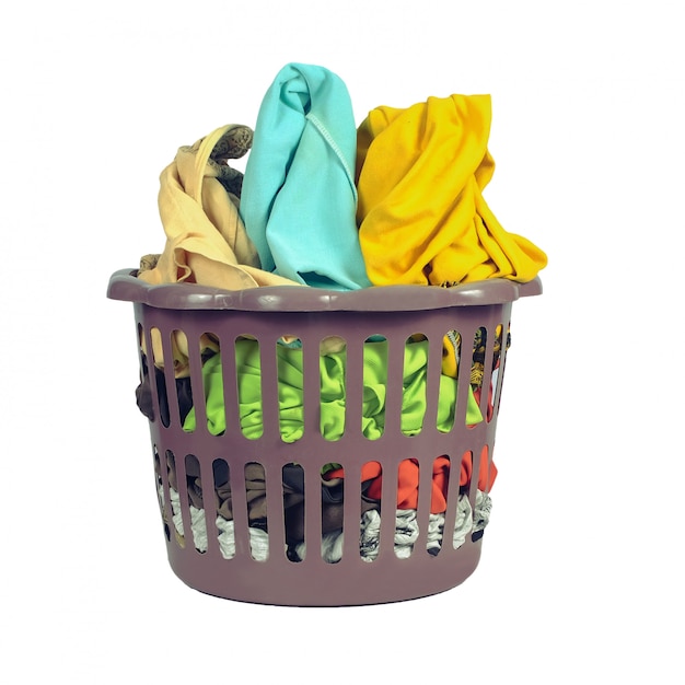 Cesto de ropa a mano Lavado o lavandería en una tienda de lavado en blanco