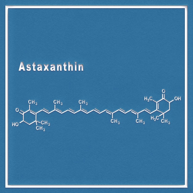 Cetocarotenoide de astaxantina, fórmula química estructural sobre un fondo blanco