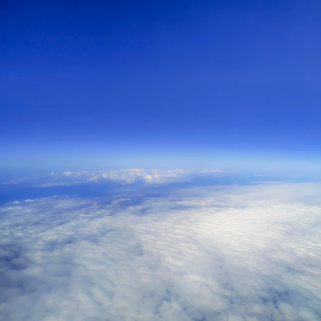 Céu acima das nuvens, plano de fundo cloudscape, céu azul e nuvens fofas