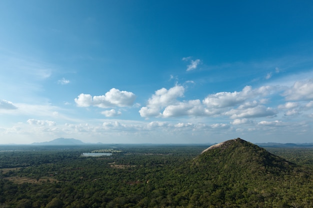 Céu acima de pequenas montanhas