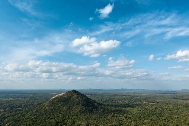 Céu acima de pequenas montanhas