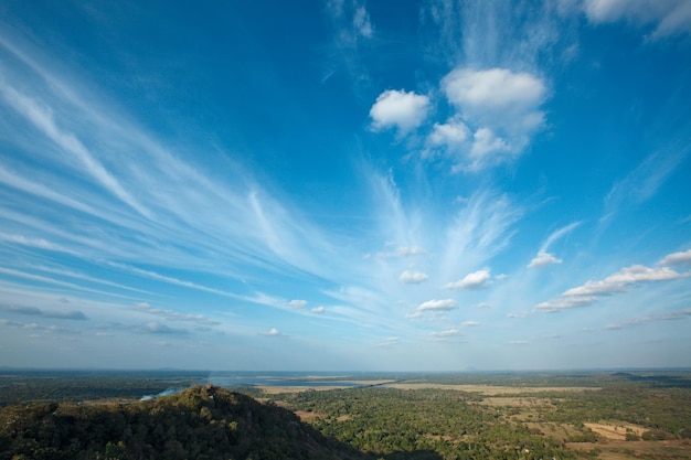 Céu acima de pequenas montanhas