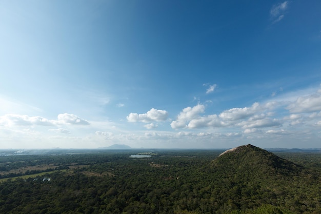 Céu acima de pequenas montanhas