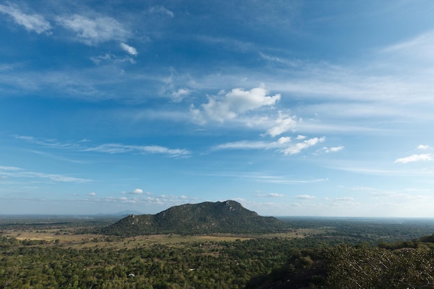 Céu acima de pequenas montanhas