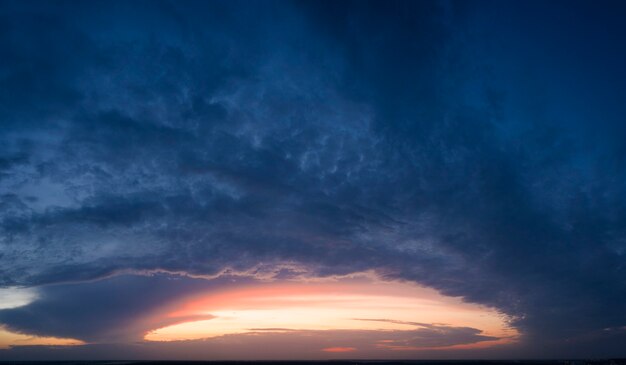 Céu, amanhecer ou pôr do sol com cores brilhantes.