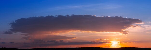 Foto céu amanhecer, raios de sol e sonhos, panorama matinal.