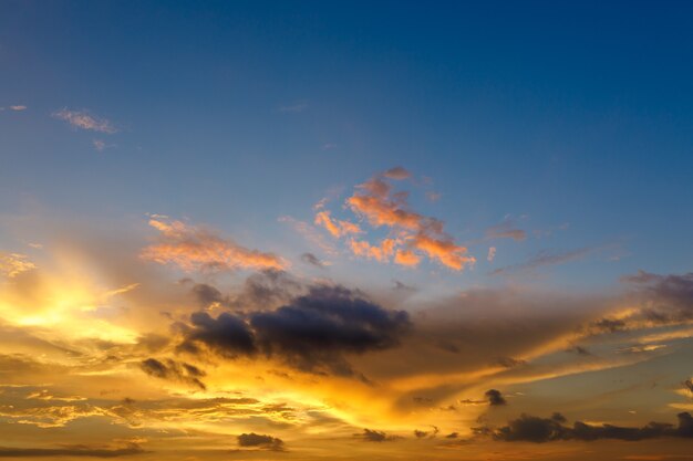 Céu amarelo após o por do sol com atmosfera do beira-mar.