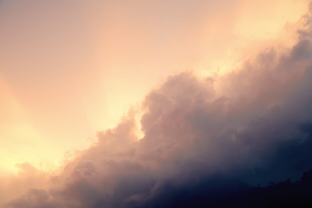 Céu antes da tempestade, as nuvens de tempestade e o pôr do sol. céu vintage.