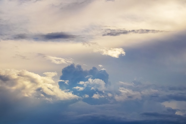 Céu antes de uma tempestade com várias nuvens ao pôr do sol