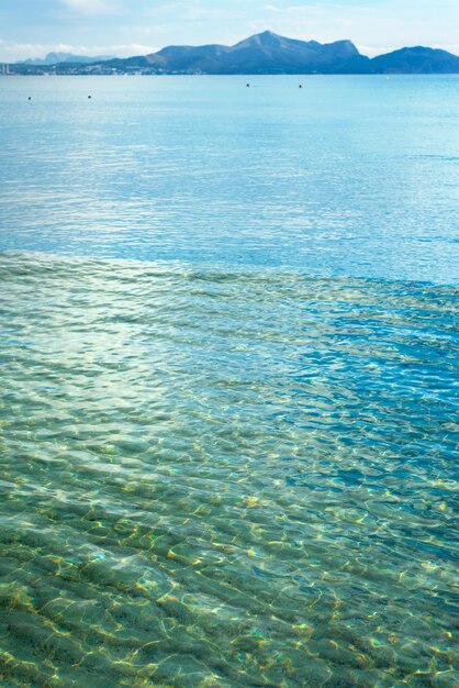 Céu azul acima de um mar azul e uma ilha