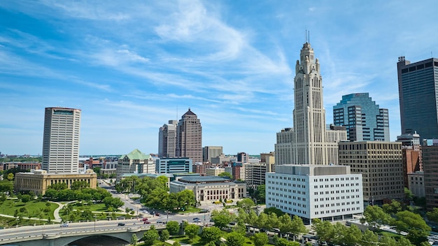 Céu azul aéreo sobre o centro de Columbus, Ohio, com a Torre LeVeque aérea