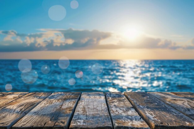 Céu azul borrado e mar com luz bokeh e fundo de mesa de madeira velha