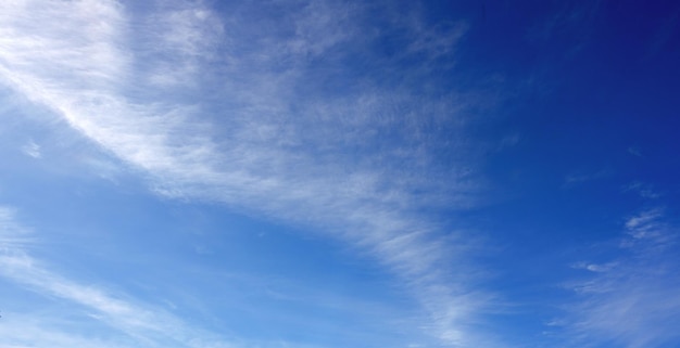 céu azul brilhante com belas nuvens