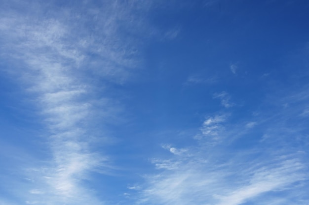 céu azul brilhante com belas nuvens