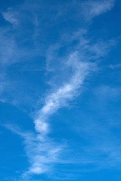 céu azul brilhante com belas nuvens