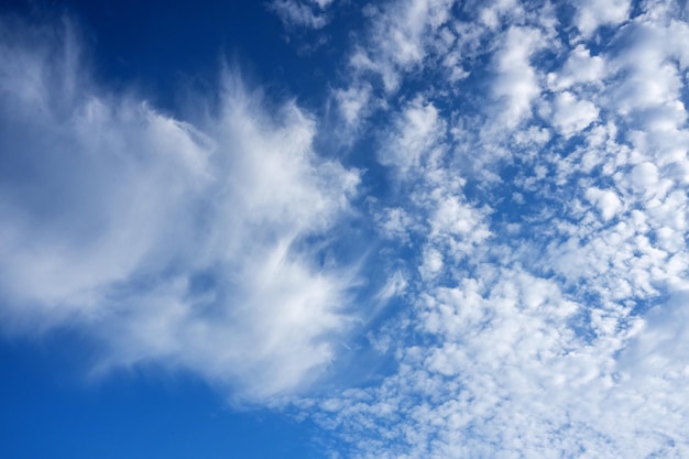 céu azul brilhante com belas nuvens