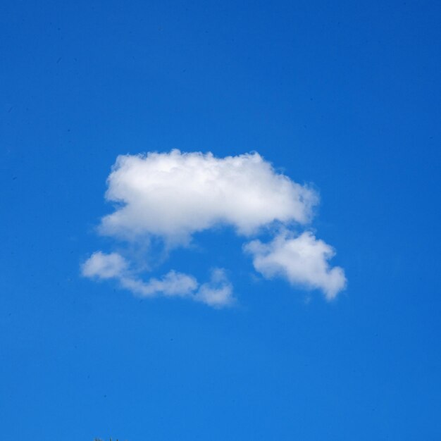 céu azul brilhante com belas nuvens