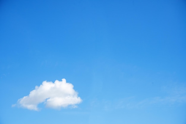 céu azul brilhante com belas nuvens