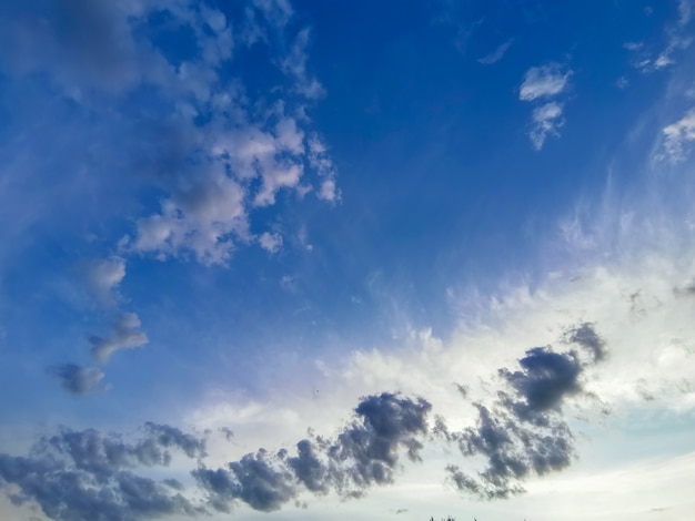 céu azul claro com belas nuvens. panorama hdri sem costura visão de ângulo  de 360 graus sem chão para uso em gráficos 3D ou desenvolvimento de jogos  como sky dome ou editar