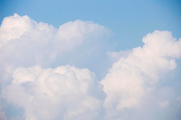 Céu azul brilhante com nuvens brancas para fundo ou papéis de parede