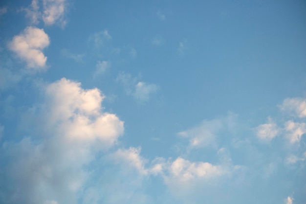 Céu azul brilhante com nuvens brancas para fundo ou papéis de paredeA beleza da natureza tropical para design gráfico