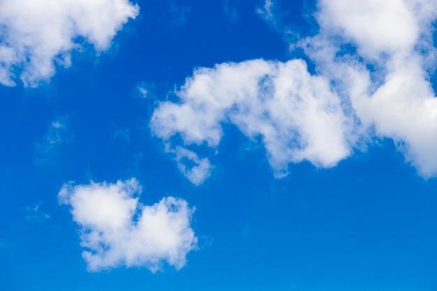 Céu azul brilhante com nuvens brancas para fundo ou papéis de paredeA beleza da natureza tropical para design gráfico