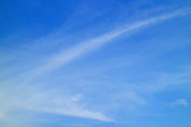 Céu azul brilhante com nuvens brancas