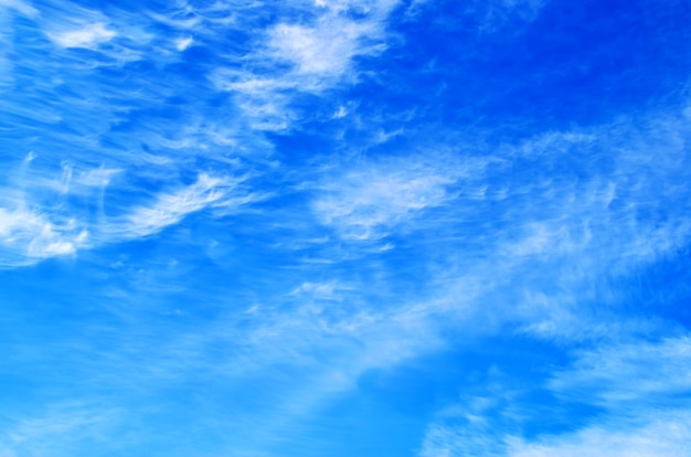 Foto céu azul brilhante com nuvens fáceis e fofas