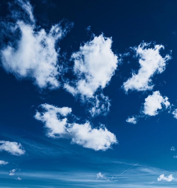 Céu azul brilhante com nuvens natureza e meio ambiente