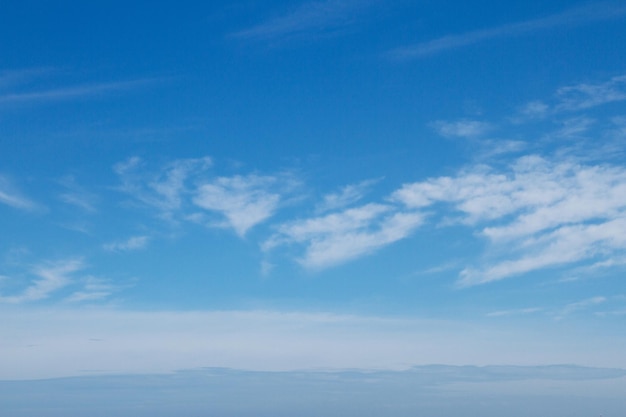 Céu azul brilhante com nuvens