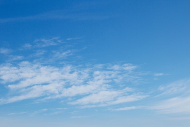 Céu azul brilhante com nuvens