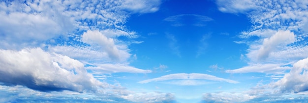 Céu azul brilhante e belas nuvens de fundo