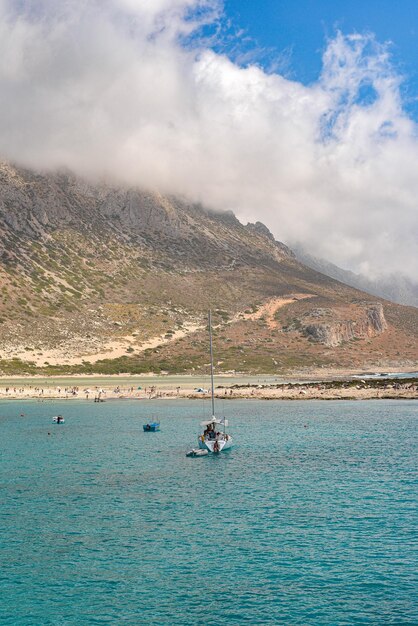 Céu azul brilhante e mar azul cristalino na praia de Balos em Creta Grécia