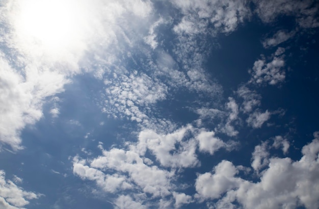 Céu azul calmo com nuvens claras