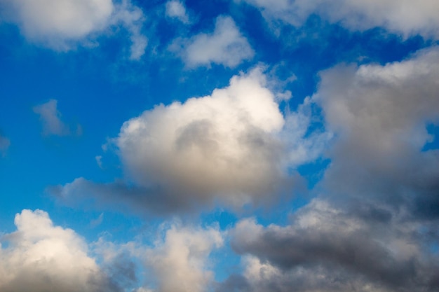 Céu azul cheio de nuvens brancas