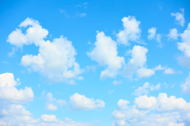 Céu azul claro com lindas nuvens brancas, pode ser usado como plano de fundo