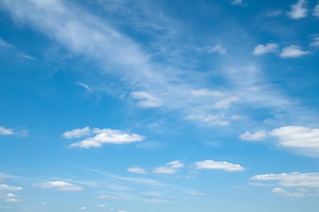 Céu azul claro com nuvens brancas claras Papel de parede de fundo para instalações e design