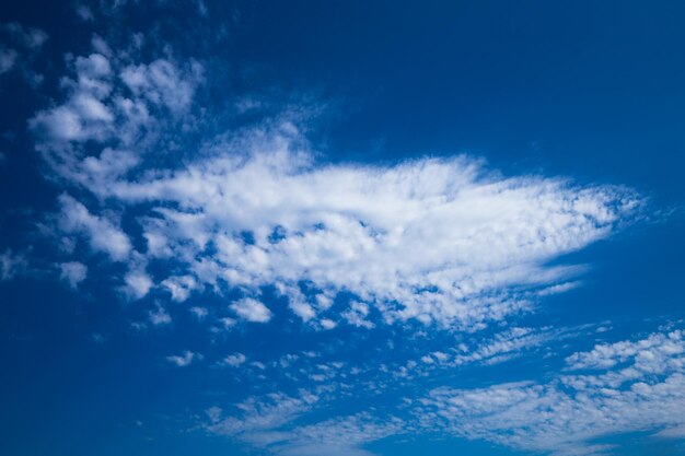 Céu azul claro com nuvens brancas em bom tempo