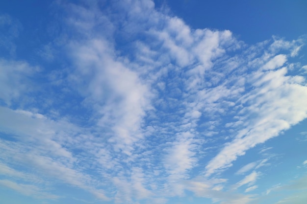 Céu azul claro com nuvens brancas no verão