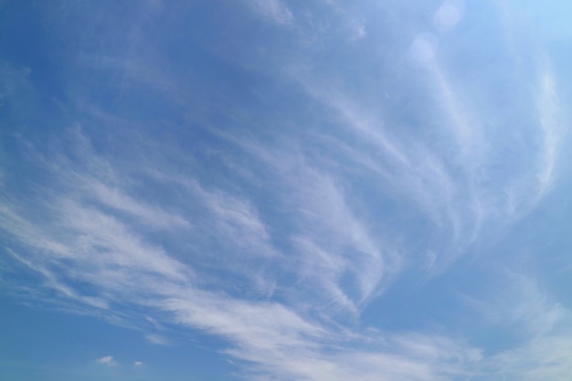 Céu azul claro com nuvens brancas no verão